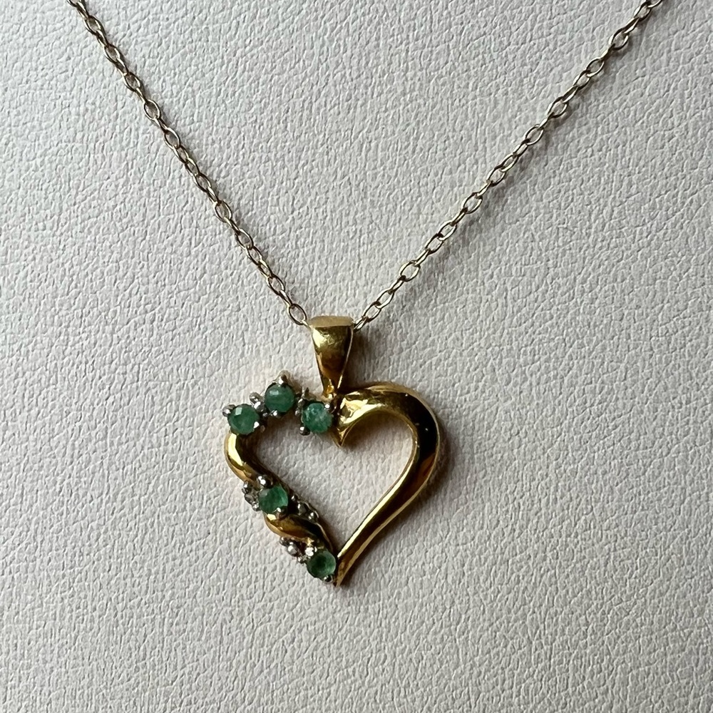 GILDED 925 STERLING SILVER EMERALD SMALL HEART PENDANT CHAIN NECKLACE